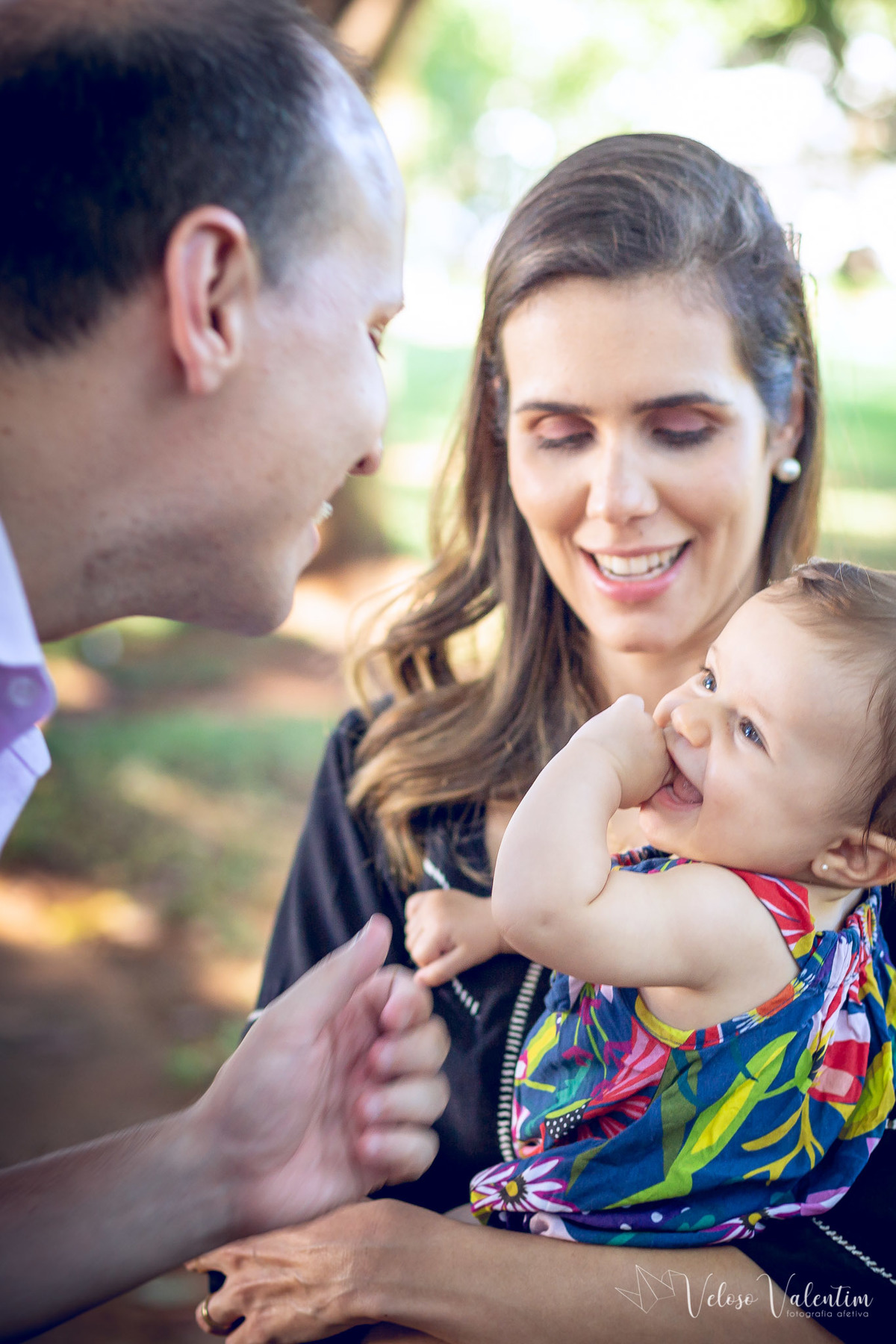 ensaio acompanhamento do primeiro ano do bebê Aurora 8 meses em casa com a família ao ar livre introdução alimentar Brasília DF