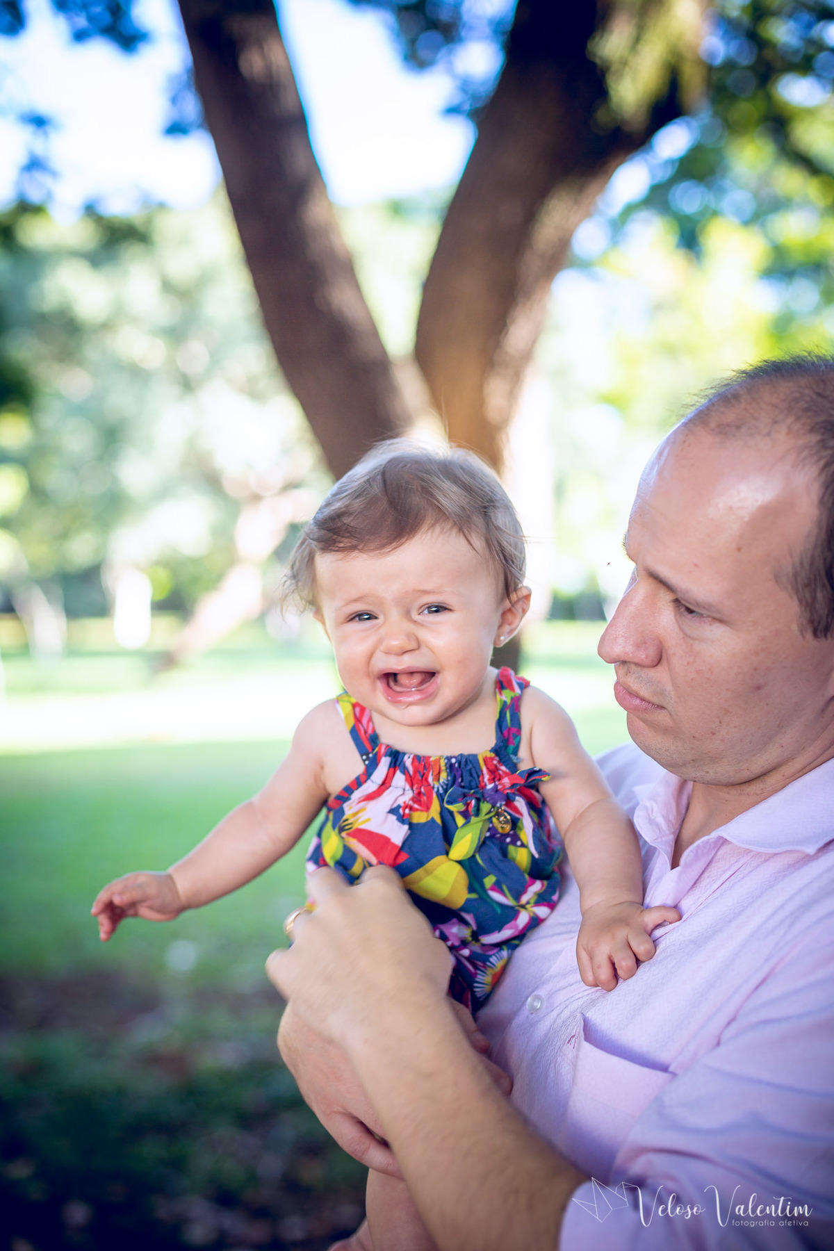 ensaio acompanhamento do primeiro ano do bebê Aurora 8 meses em casa com a família ao ar livre introdução alimentar Brasília DF