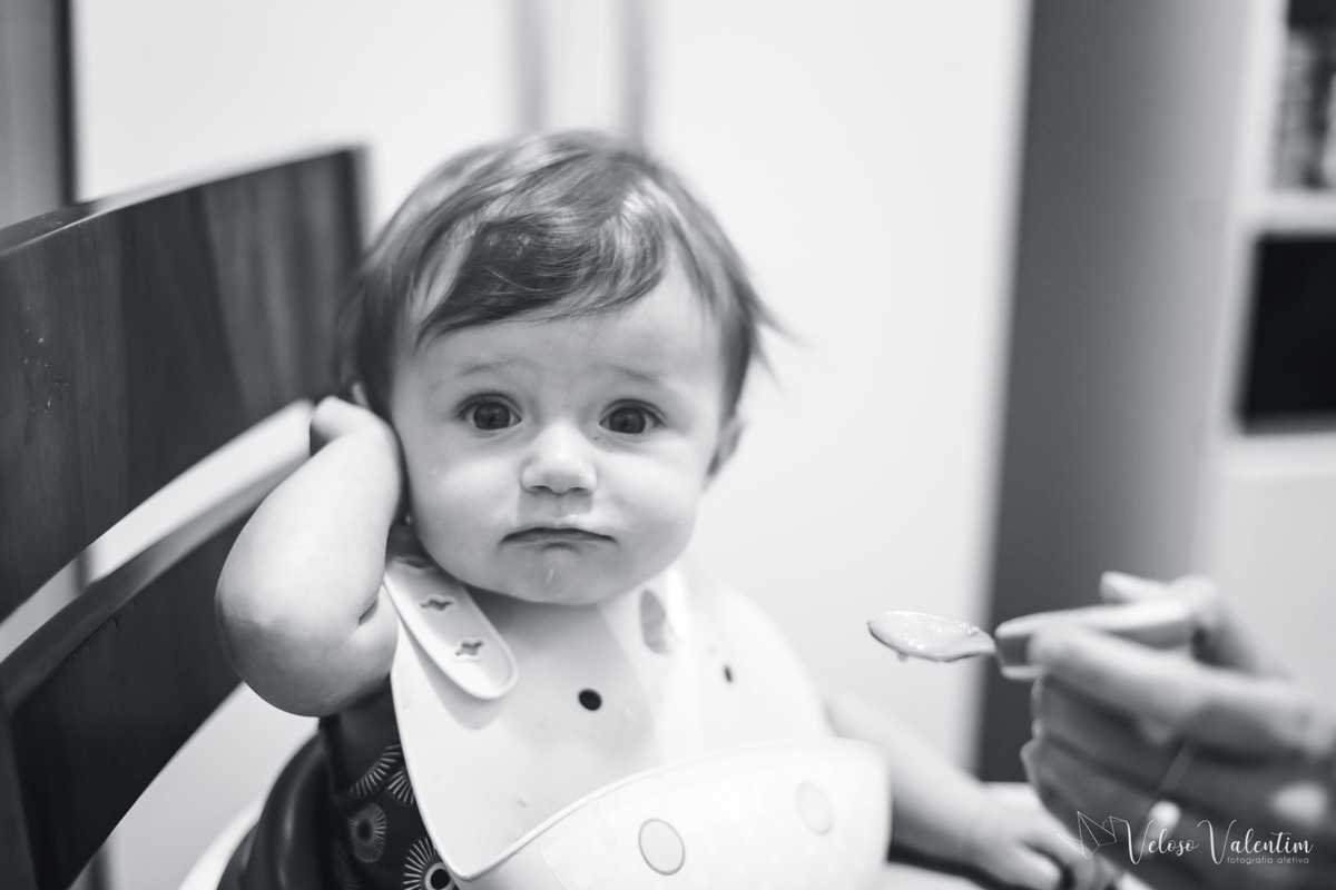 ensaio acompanhamento do primeiro ano do bebê Aurora 8 meses em casa com a família ao ar livre introdução alimentar Brasília DF