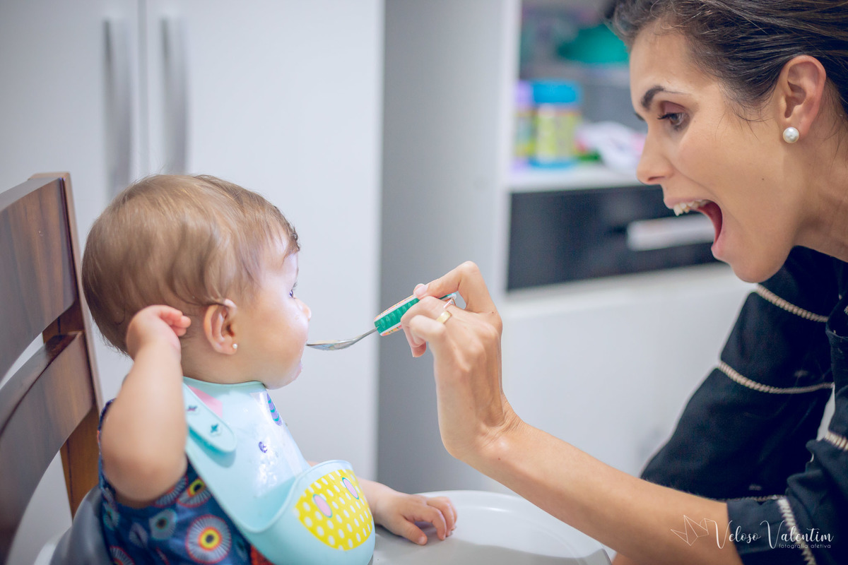 ensaio acompanhamento do primeiro ano do bebê Aurora 8 meses em casa com a família ao ar livre introdução alimentar Brasília DF