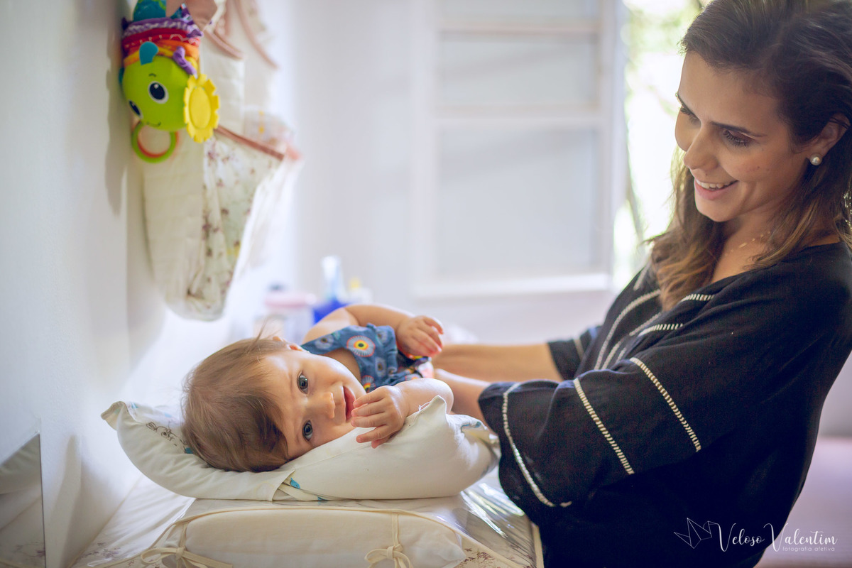 ensaio acompanhamento do primeiro ano do bebê Aurora 8 meses em casa com a família ao ar livre introdução alimentar Brasília DF