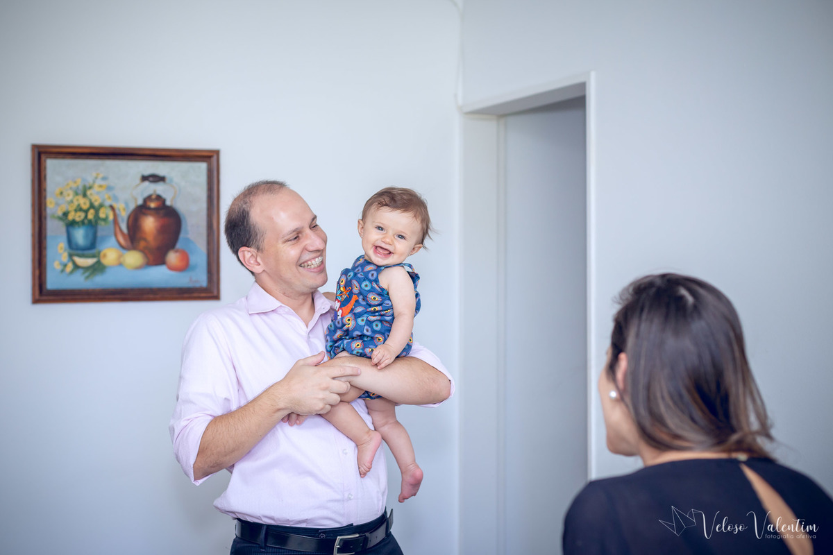 ensaio acompanhamento do primeiro ano do bebê Aurora 8 meses em casa com a família ao ar livre introdução alimentar Brasília DF