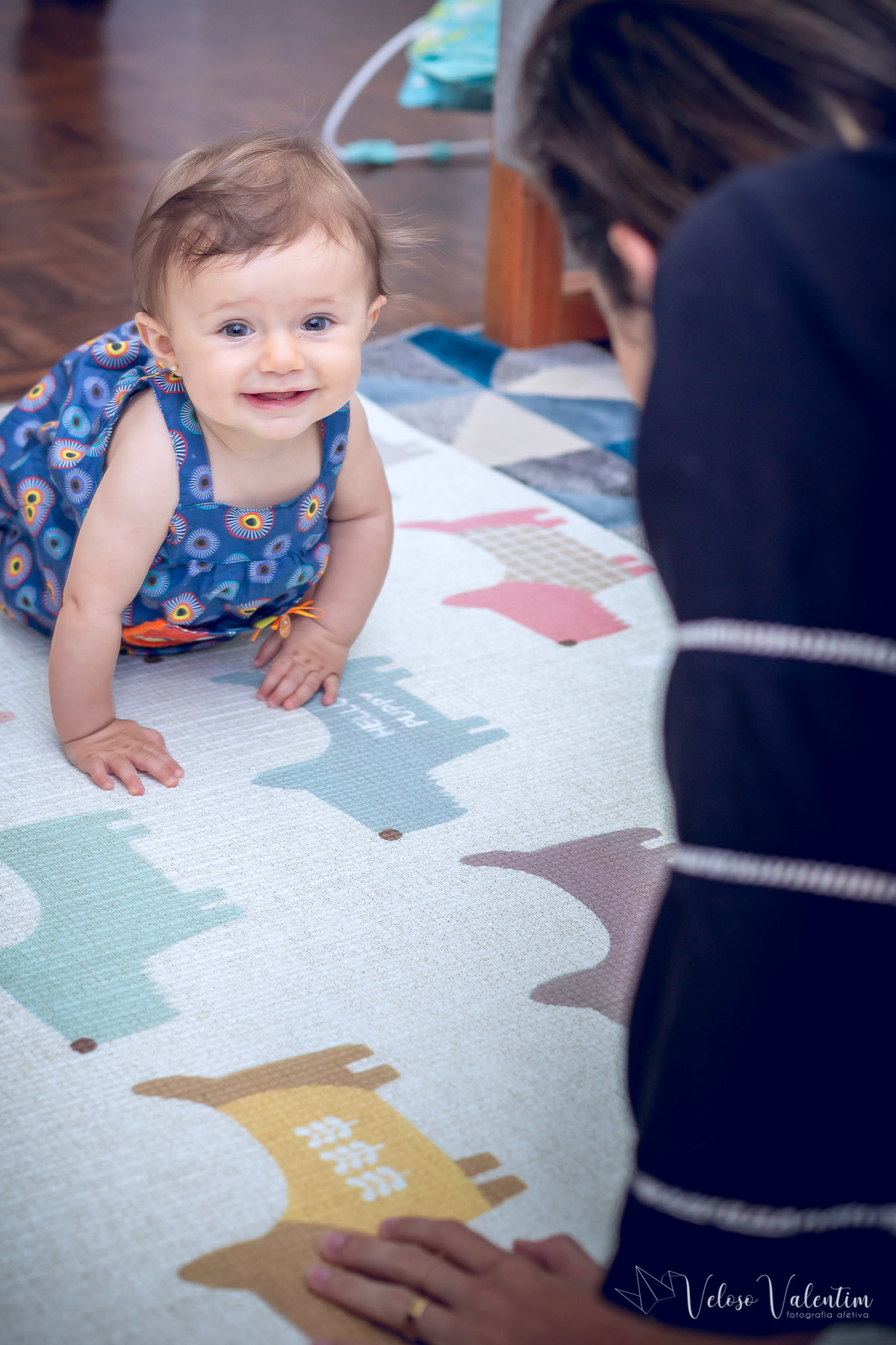 ensaio acompanhamento do primeiro ano do bebê Aurora 8 meses em casa com a família ao ar livre introdução alimentar Brasília DF