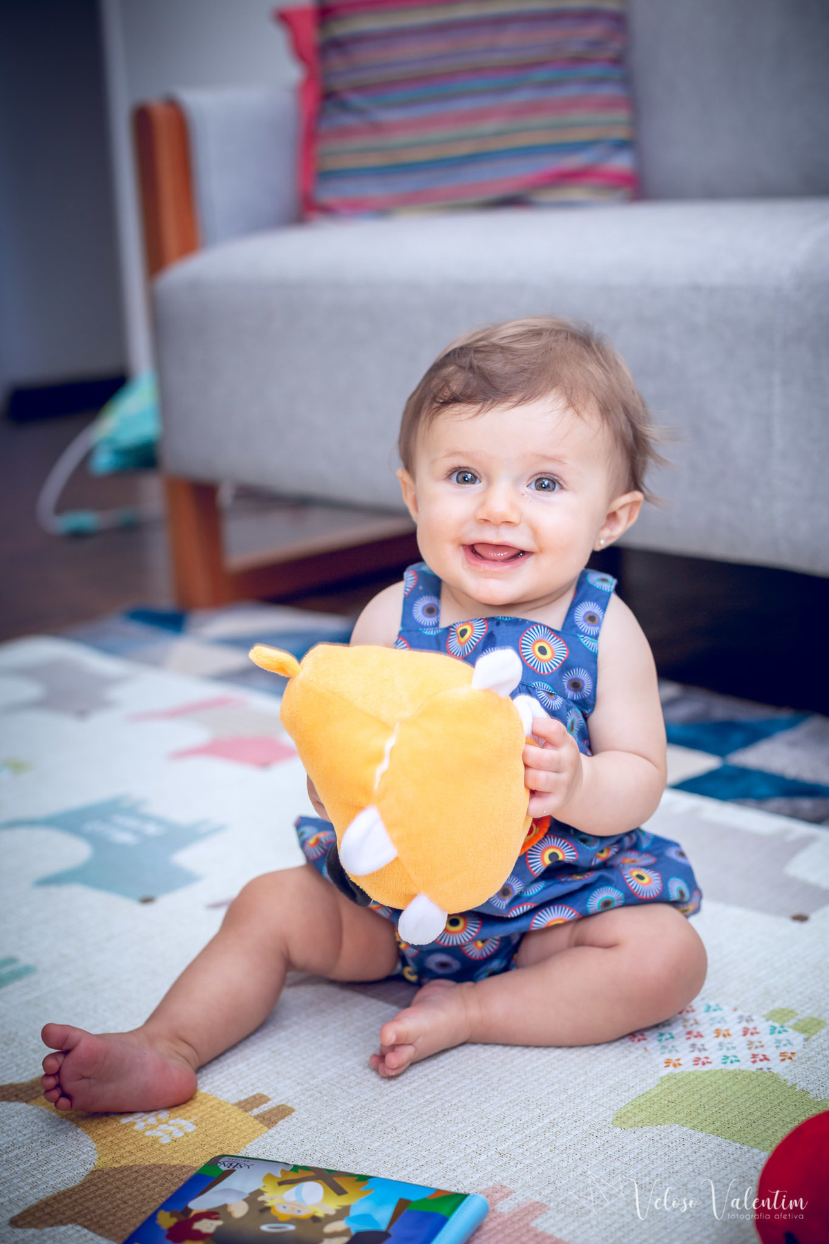 ensaio acompanhamento do primeiro ano do bebê Aurora 8 meses em casa com a família ao ar livre introdução alimentar Brasília DF