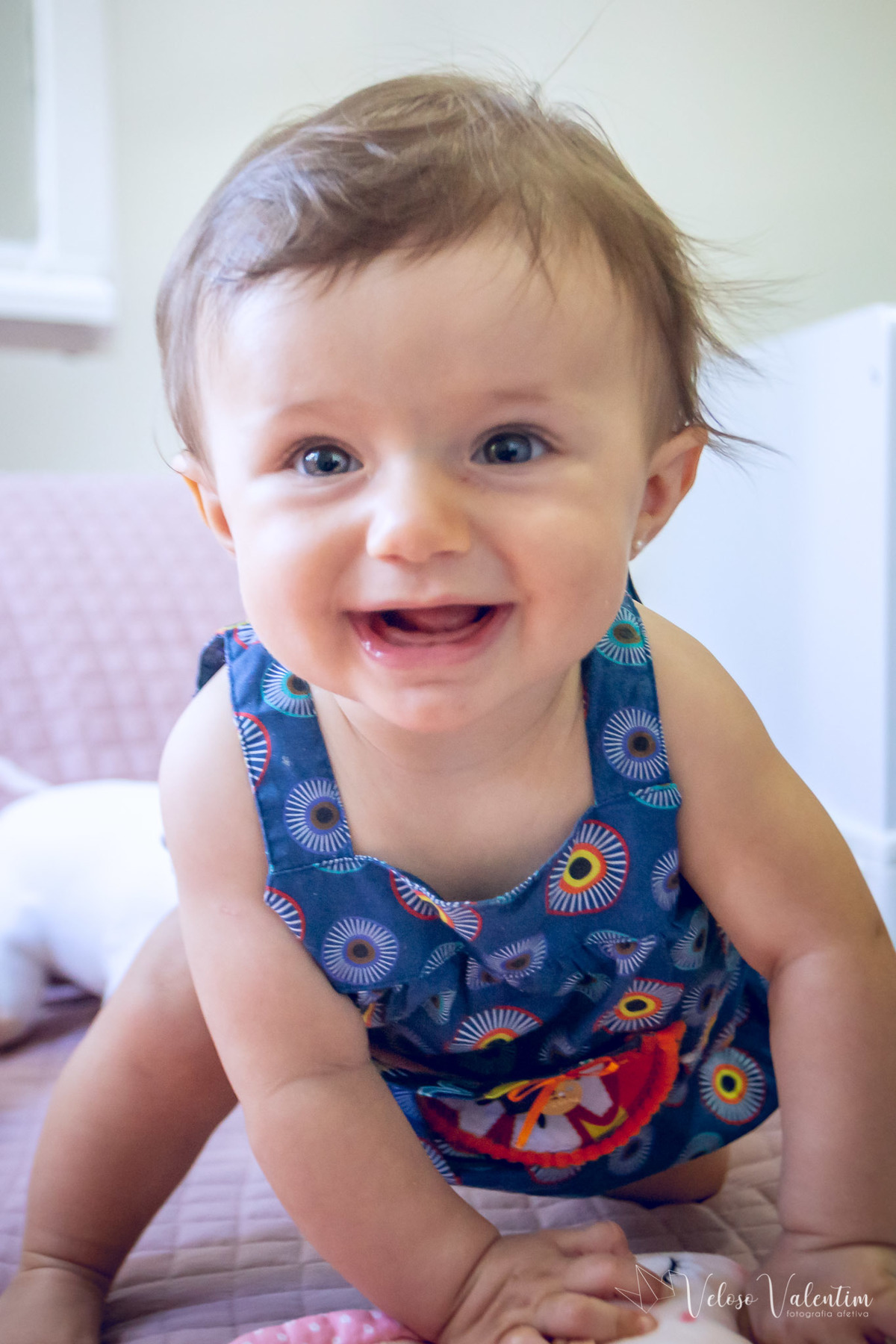 ensaio acompanhamento do primeiro ano do bebê Aurora 8 meses em casa com a família ao ar livre introdução alimentar Brasília DF