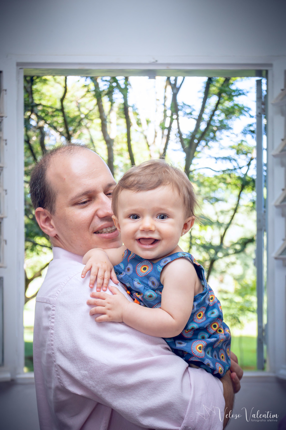 ensaio acompanhamento do primeiro ano do bebê Aurora 8 meses em casa com a família ao ar livre introdução alimentar Brasília DF