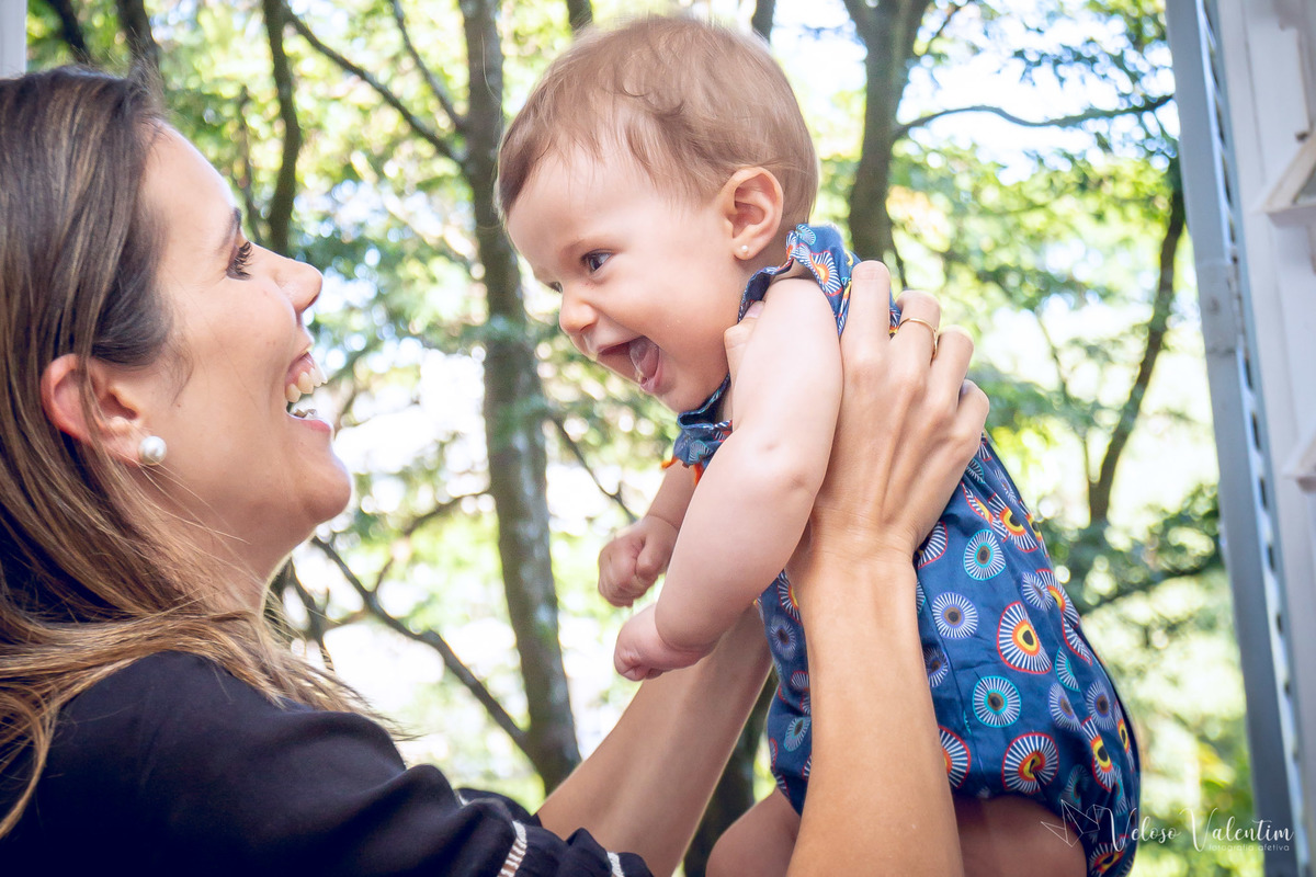 ensaio acompanhamento do primeiro ano do bebê Aurora 8 meses em casa com a família ao ar livre introdução alimentar Brasília DF