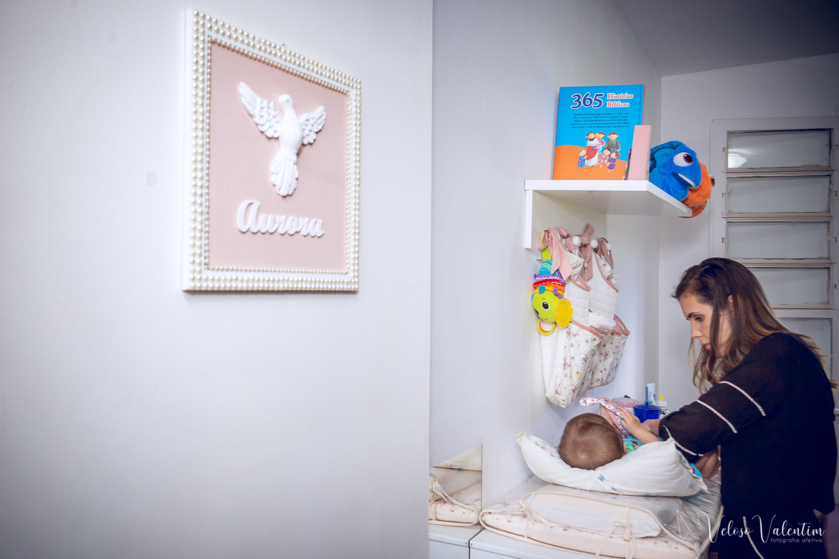 ensaio acompanhamento do primeiro ano do bebê Aurora 8 meses em casa com a família ao ar livre introdução alimentar Brasília DF