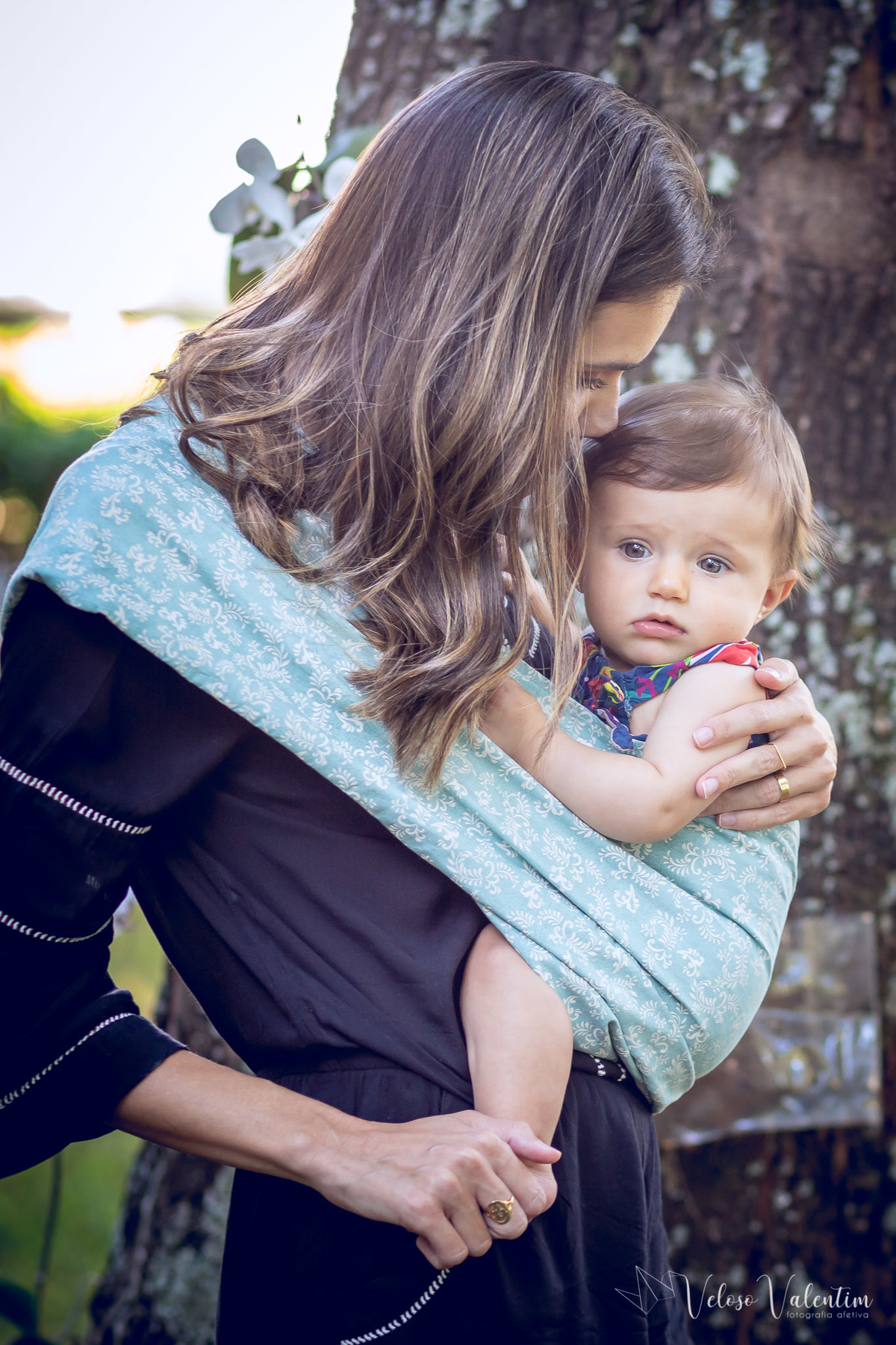 ensaio acompanhamento do primeiro ano do bebê Aurora 8 meses em casa com a família ao ar livre introdução alimentar Brasília DF sling
