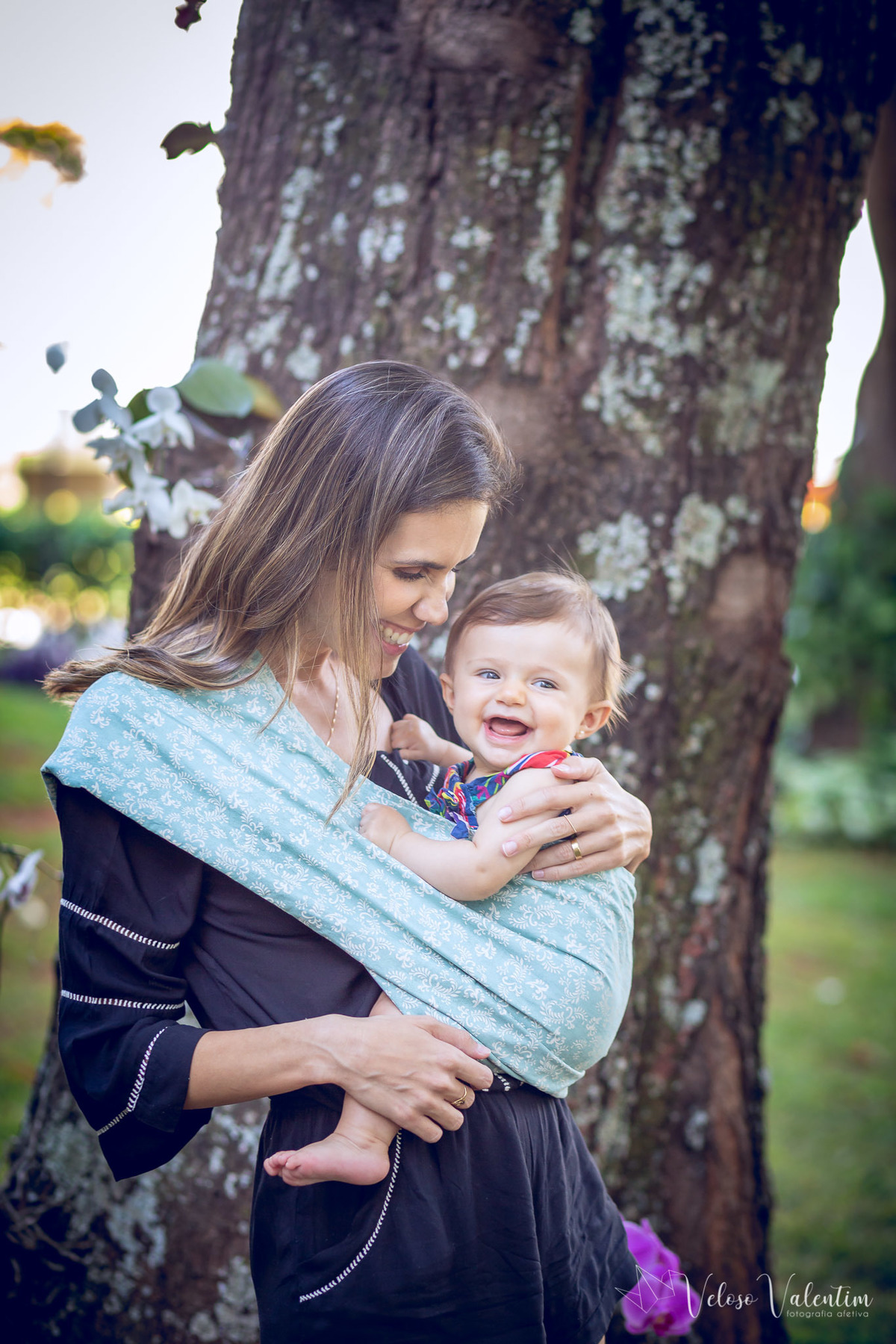 ensaio acompanhamento do primeiro ano do bebê Aurora 8 meses em casa com a família ao ar livre introdução alimentar Brasília DF sling
