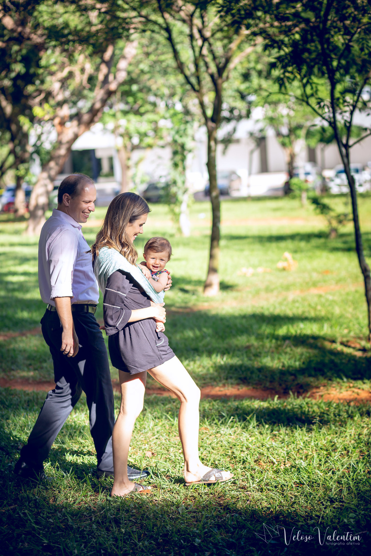 ensaio acompanhamento do primeiro ano do bebê Aurora 8 meses em casa com a família ao ar livre introdução alimentar Brasília DF
