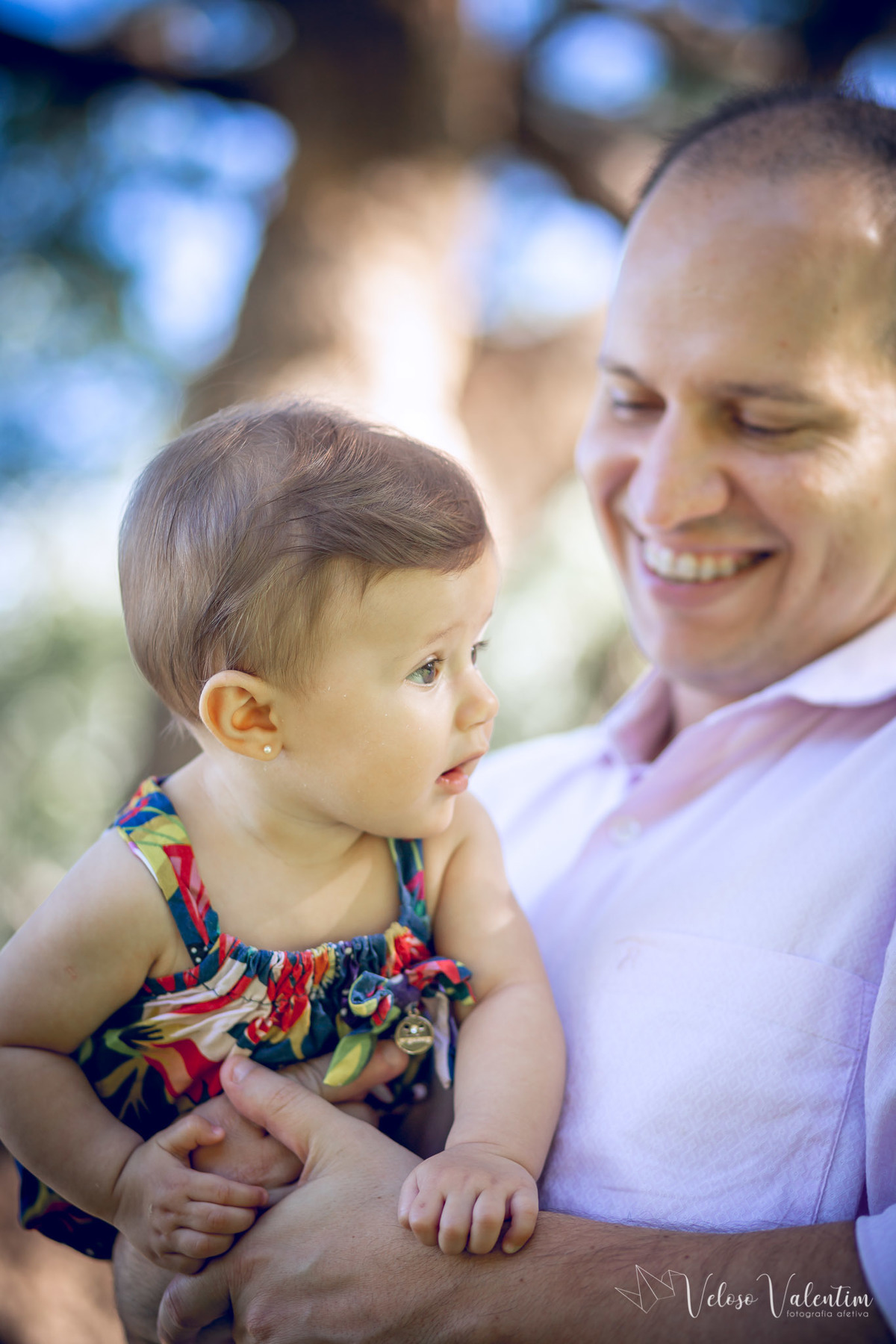 ensaio acompanhamento do primeiro ano do bebê Aurora 8 meses em casa com a família ao ar livre introdução alimentar Brasília DF