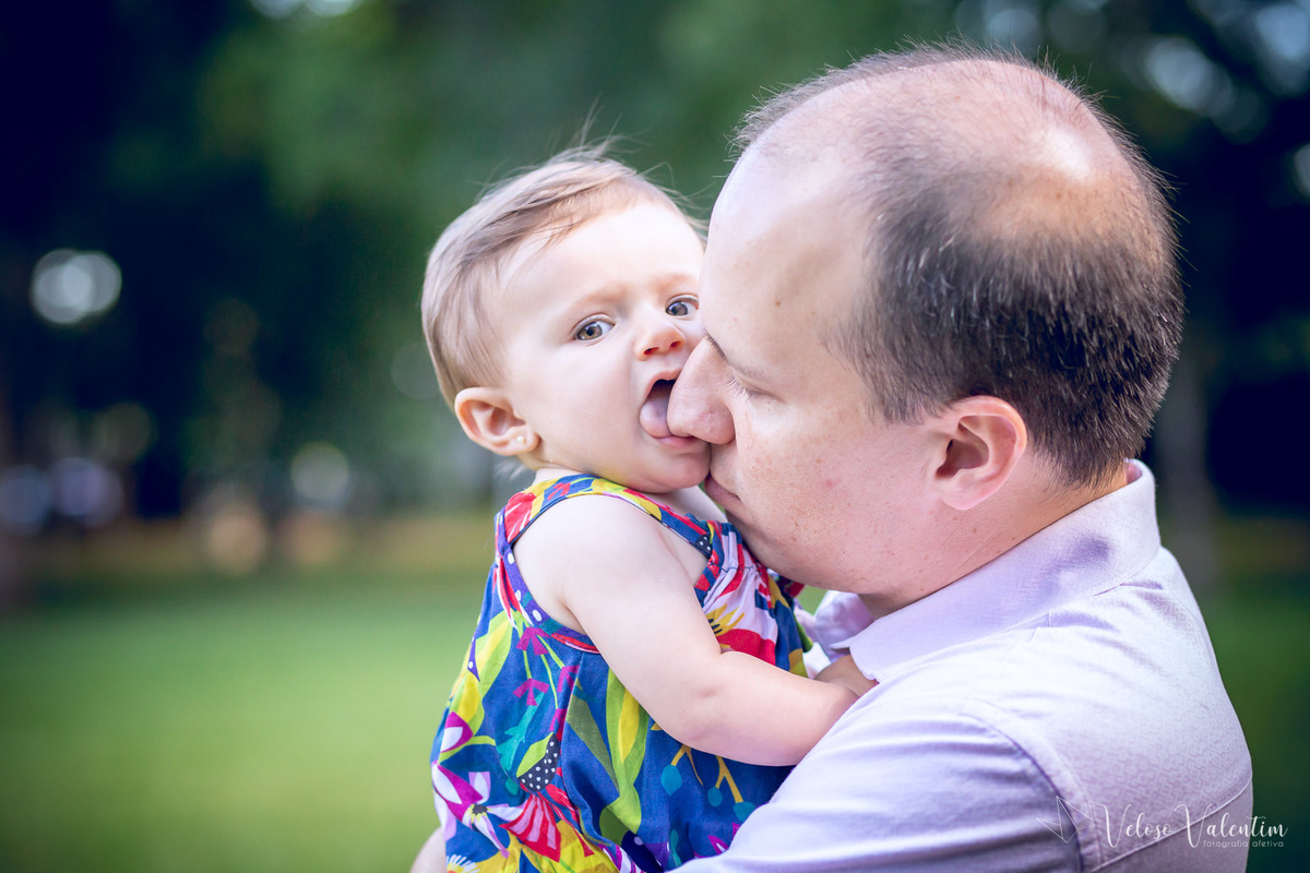 ensaio acompanhamento do primeiro ano do bebê Aurora 8 meses em casa com a família ao ar livre introdução alimentar Brasília DF