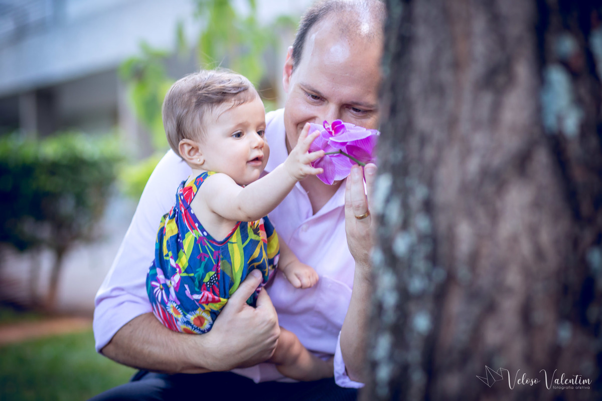 ensaio acompanhamento do primeiro ano do bebê Aurora 8 meses em casa com a família ao ar livre introdução alimentar Brasília DF