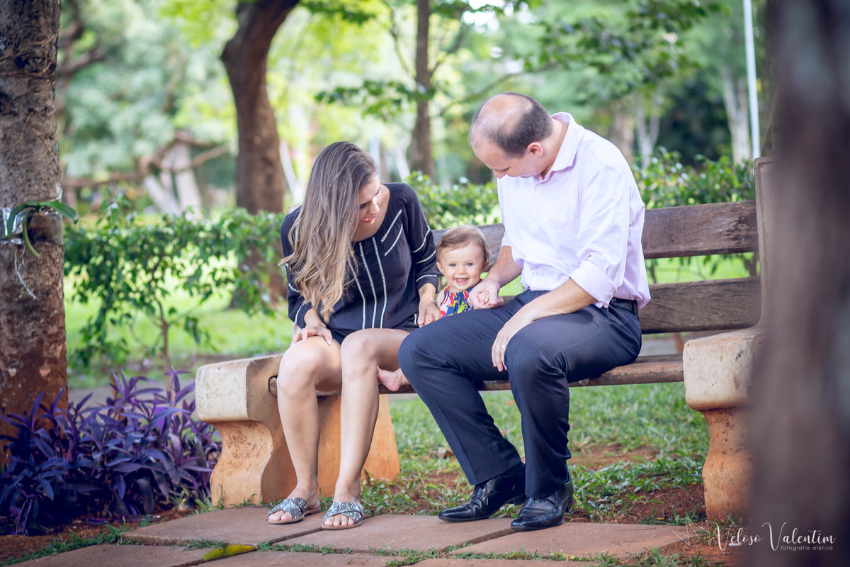 ensaio acompanhamento do primeiro ano do bebê Aurora 8 meses em casa com a família ao ar livre introdução alimentar Brasília DF