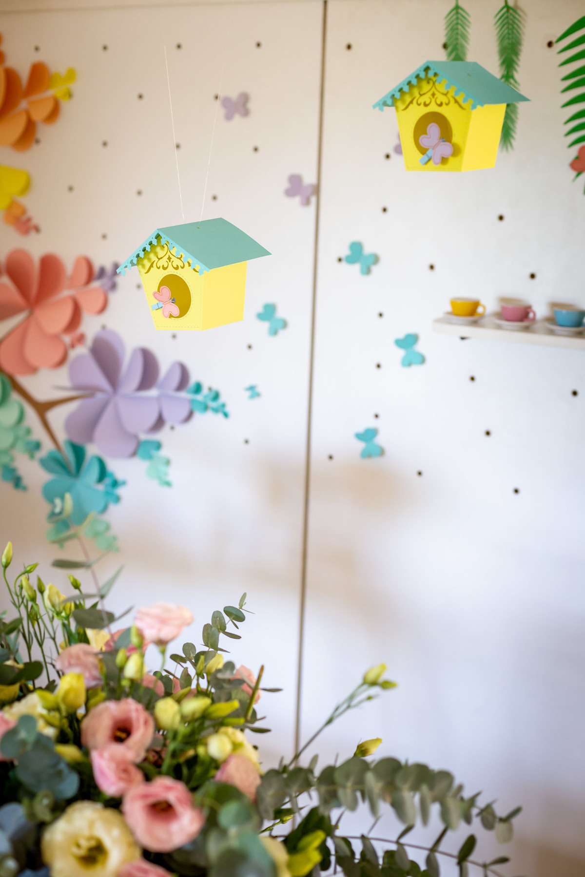 decoração festa infantil menina feminino tema primavera flores de papel colorida Brasília papel e tesoura personalizada 