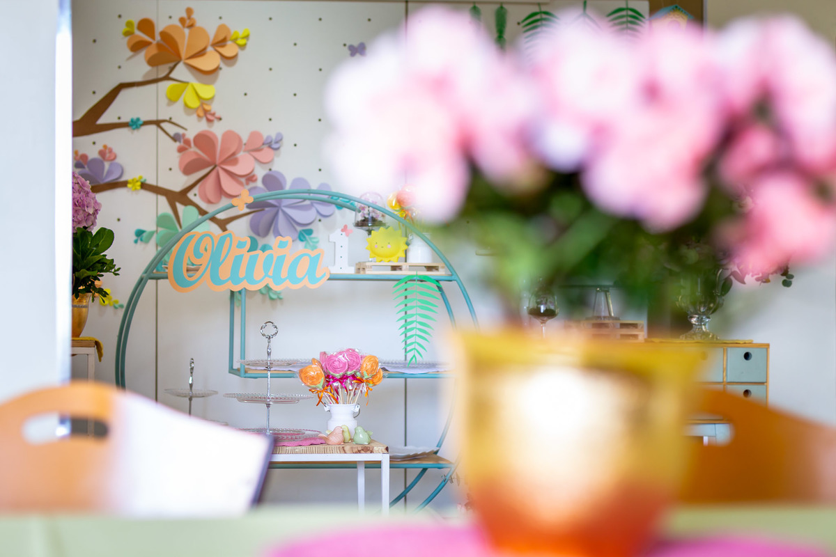 decoração festa infantil menina feminino tema primavera flores de papel colorida Brasília papel e tesoura personalizada 