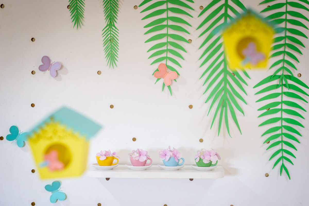 decoração festa infantil menina feminino tema primavera flores de papel colorida Brasília papel e tesoura personalizada 