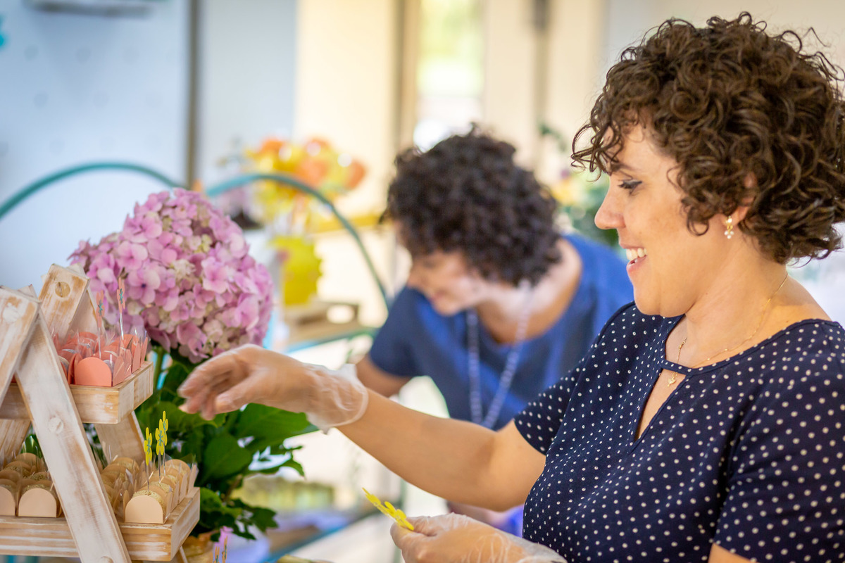 decoração festa infantil menina feminino tema primavera flores de papel colorida Brasília papel e tesoura personalizada 