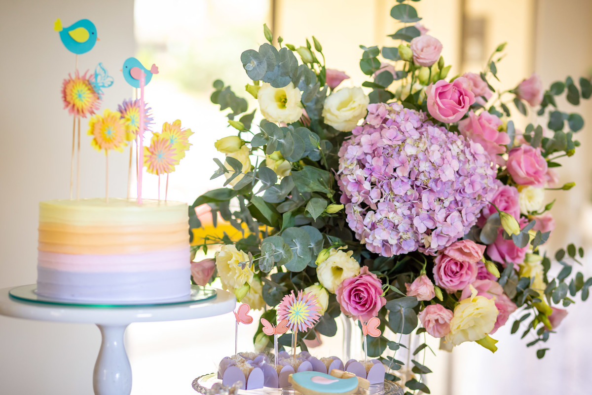 decoração festa infantil menina feminino tema primavera flores de papel colorida Brasília papel e tesoura personalizada 