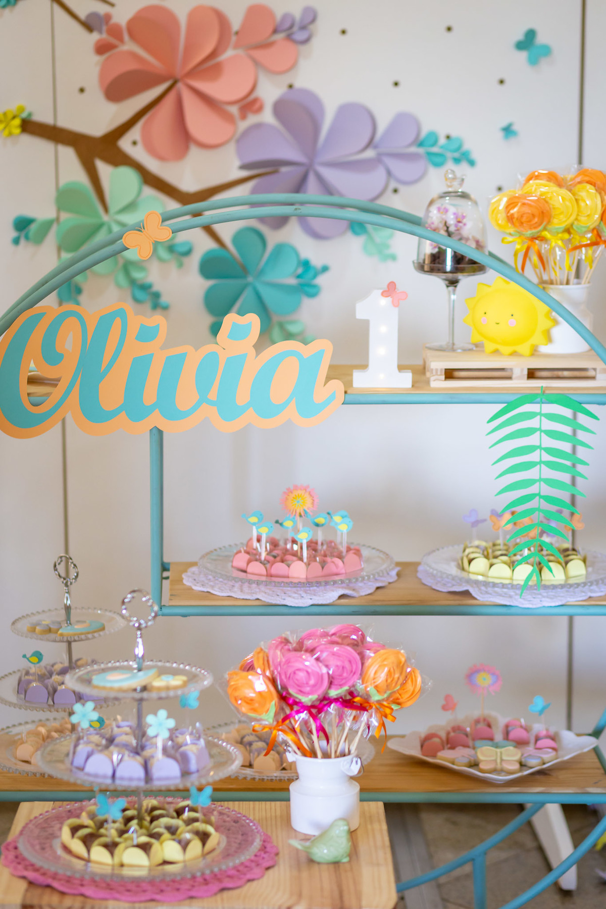 decoração festa infantil menina feminino tema primavera flores de papel colorida Brasília papel e tesoura personalizada 