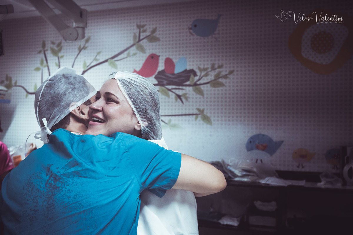 vídeo de parto cesárea humanizada hospital Santa Lúcia Obstetra Rachel Reis fotografia de parto FIV casal abraço