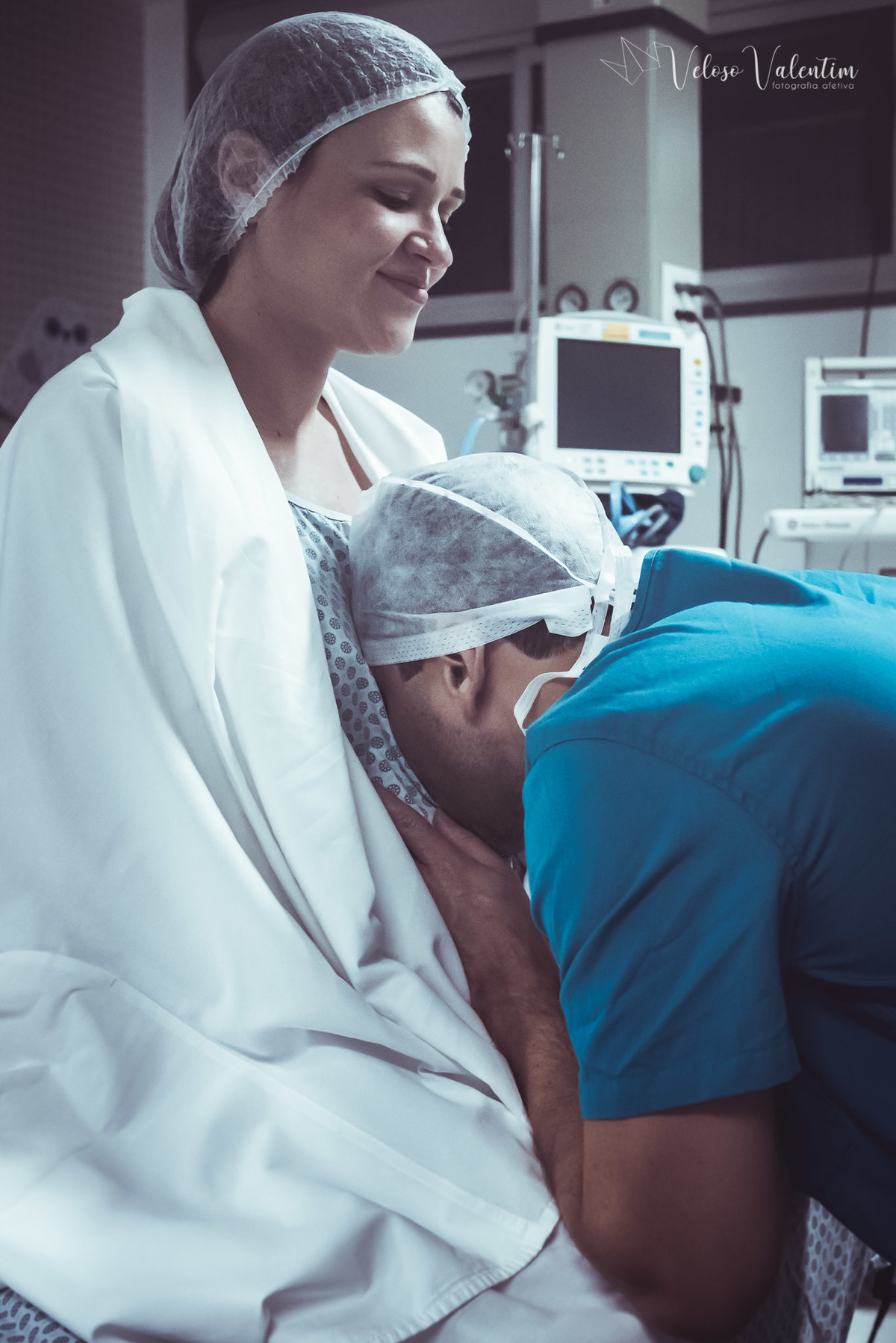 vídeo de parto cesárea humanizada hospital Santa Lúcia Obstetra Rachel Reis fotografia de parto FIV beijo do pai na barriga