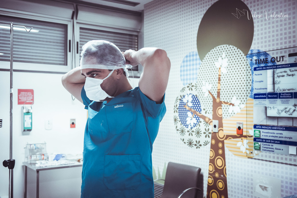 vídeo de parto cesárea humanizada hospital Santa Lúcia Obstetra Rachel Reis fotografia de parto FIV pai colocando a máscara