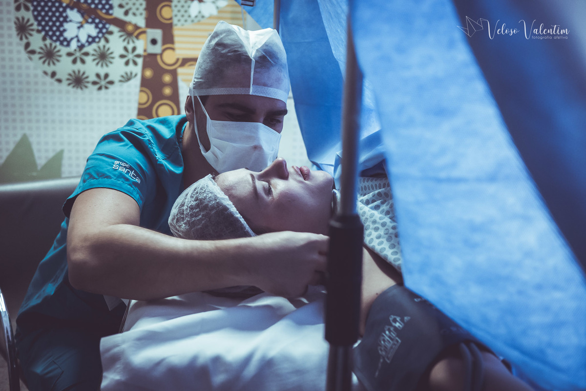 vídeo de parto cesárea humanizada hospital Santa Lúcia Obstetra Rachel Reis fotografia de parto FIV carinho do pai
