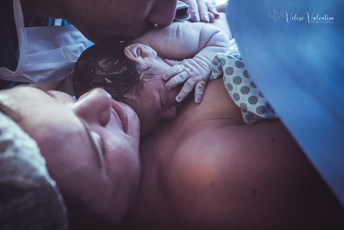 vídeo de parto cesárea humanizada hospital Santa Lúcia Obstetra Rachel Reis fotografia de parto FIV contato pele a pele