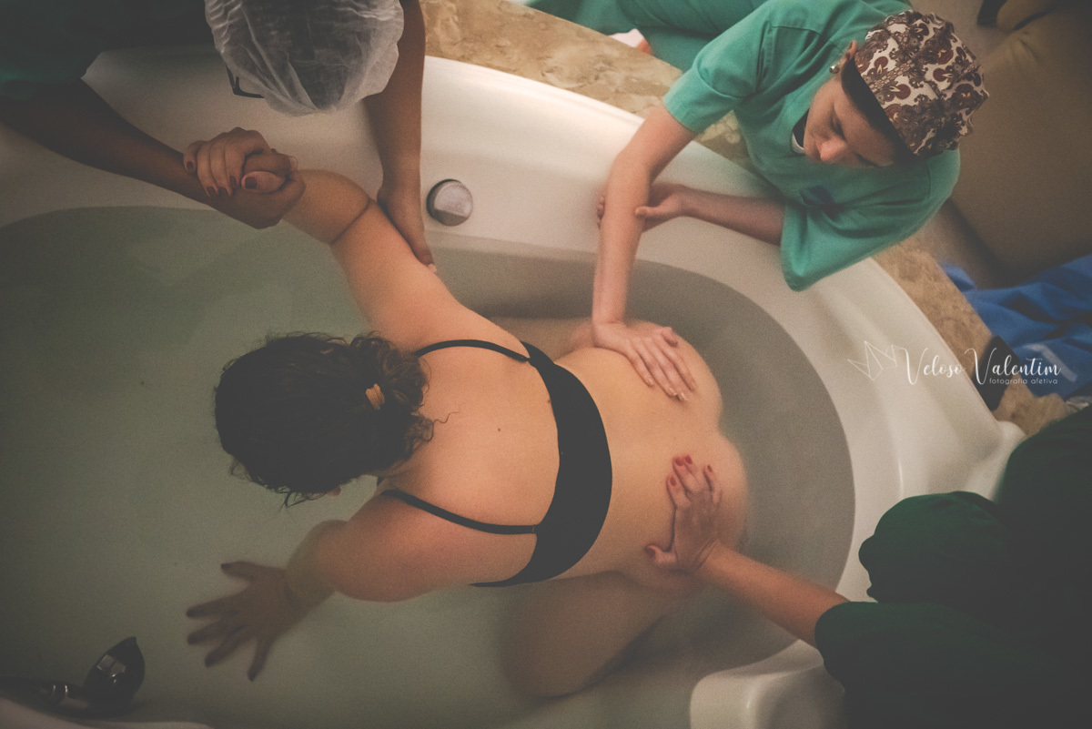 vídeo de parto fotografia de parto fotógrafa de parto Parto natural hospitalar humanizado equipe IBGO obstetra Luis Otávio Manes Lumiere Enfermeira obstetra Doula Priscila Maitri Rede Ocitocina Maternidade Brasília banheira