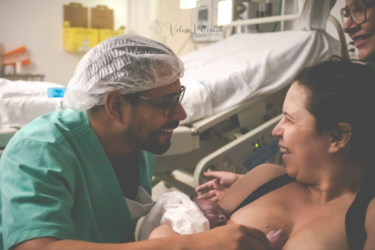 vídeo de parto fotografia de parto fotógrafa de parto Parto natural hospitalar humanizado equipe IBGO obstetra Luis Otávio Manes Lumiere Enfermeira obstetra Doula Priscila Maitri Rede Ocitocina Maternidade Brasília