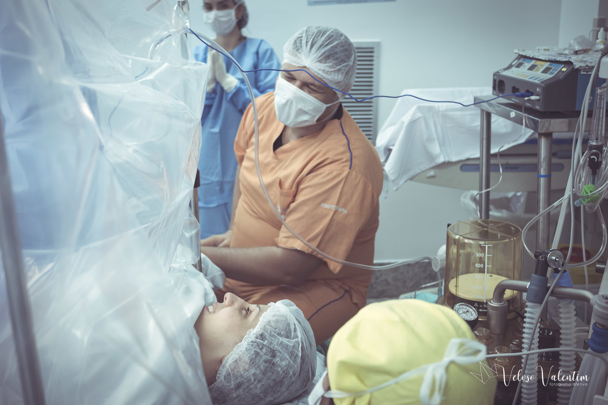 fotografia de parto Vídeo de parto com cesárea spinning babies analgesia Santa Helena equipe Lumiere IBGO Obstetra Luis Otavio Pereira Manes enfermeira obstétrica Natália Schettini e Ana Virgínia Doula Yohanna Cordeiro centro cirúrgico