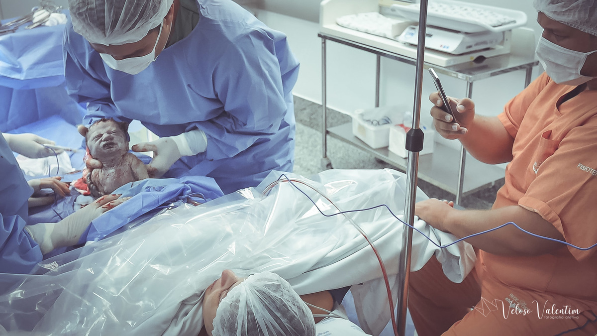 fotografia de parto Vídeo de parto com cesárea spinning babies analgesia Santa Helena equipe Lumiere IBGO Obstetra Luis Otavio Pereira Manes enfermeira obstétrica Natália Schettini e Ana Virgínia Doula Yohanna Cordeiro acompanhamento pré hospitalar