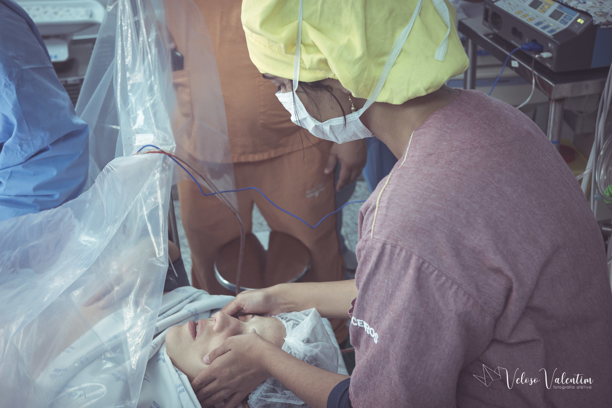 fotografia de parto Vídeo de parto com cesárea spinning babies analgesia Santa Helena equipe Lumiere IBGO Obstetra Luis Otavio Pereira Manes enfermeira obstétrica Natália Schettini e Ana Virgínia Doula Yohanna Cordeiro acompanhamento pré hospitalar