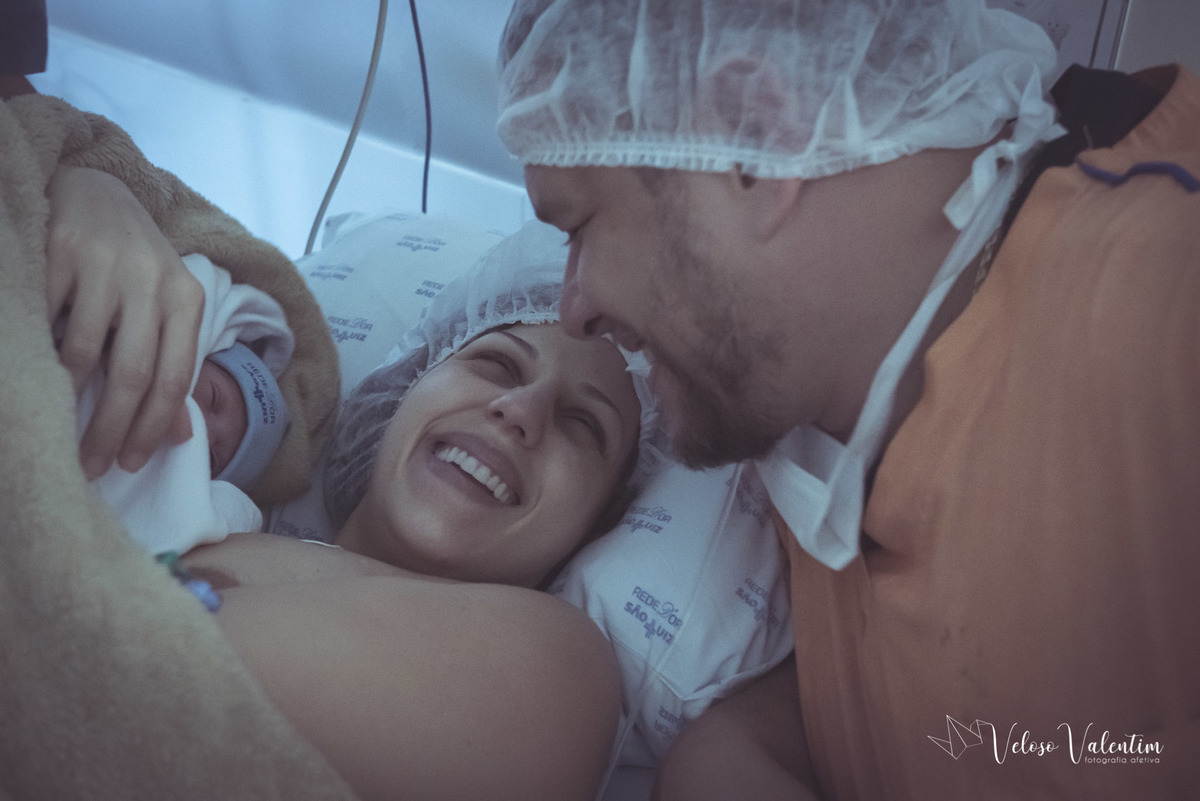fotografia de parto Vídeo de parto com cesárea spinning babies analgesia Santa Helena equipe Lumiere IBGO Obstetra Luis Otavio Pereira Manes enfermeira obstétrica Natália Schettini e Ana Virgínia Doula Yohanna Cordeiro acompanhamento pré hospitalar