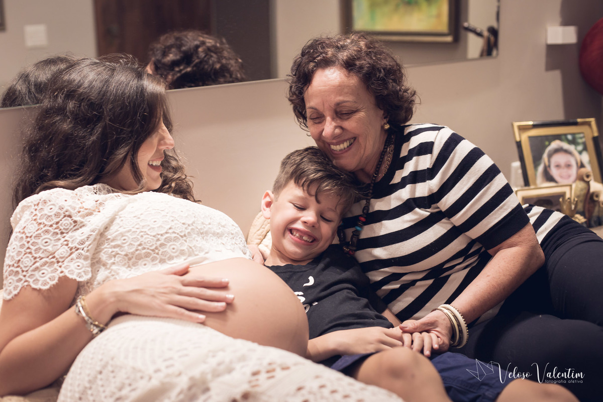 Ensaio gestante book grávida Brasília DF fotografia gravidez família em casa Veloso Valentim Fotografia Afetiva 
