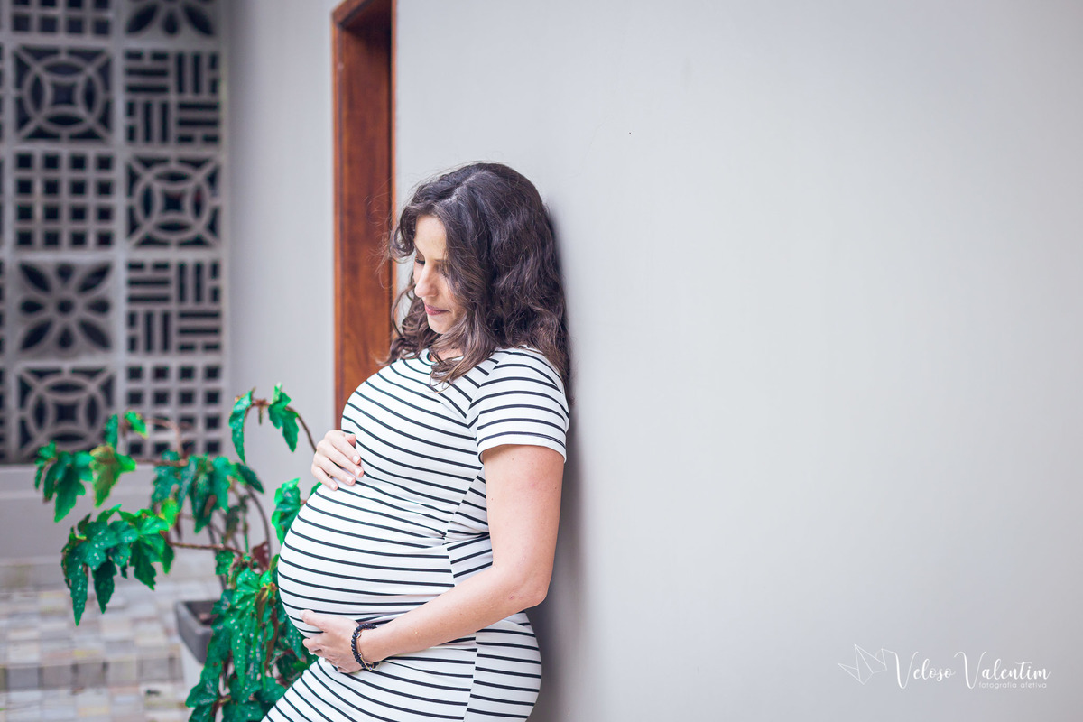 Ensaio gestante book grávida Brasília DF fotografia gravidez família em casa Veloso Valentim Fotografia Afetiva 