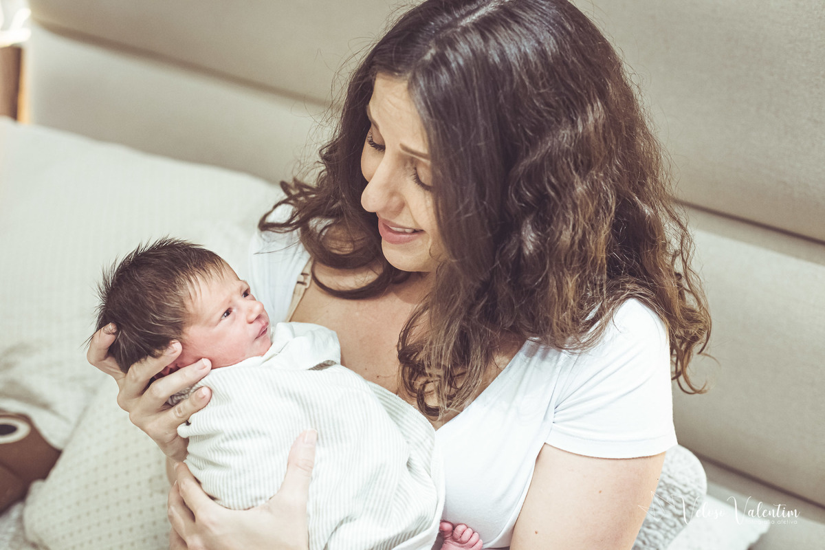 ensaio newborn book recém-nascido ensaio lifestyle 8 dias fotografia afetiva de família veloso valentim ensaio em casa Brasília DF