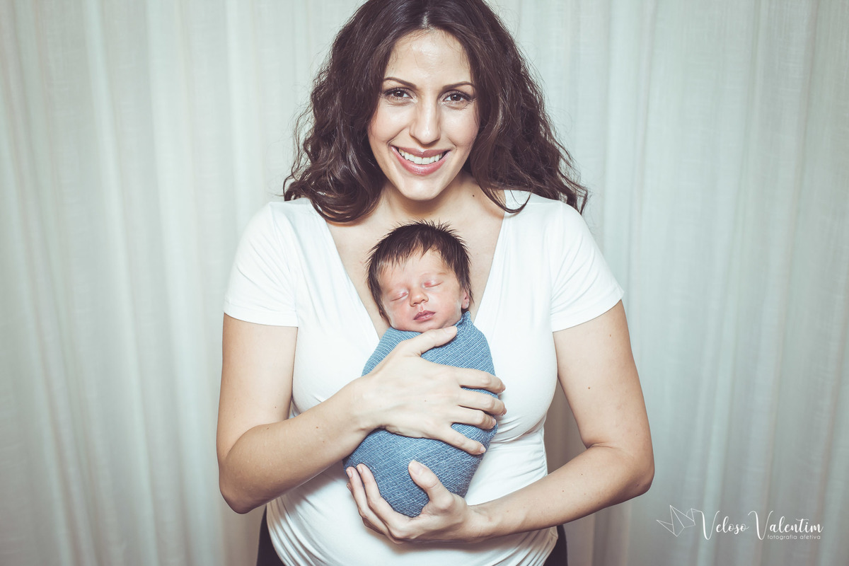 ensaio newborn book recém-nascido ensaio lifestyle 8 dias fotografia afetiva de família veloso valentim ensaio em casa Brasília DF