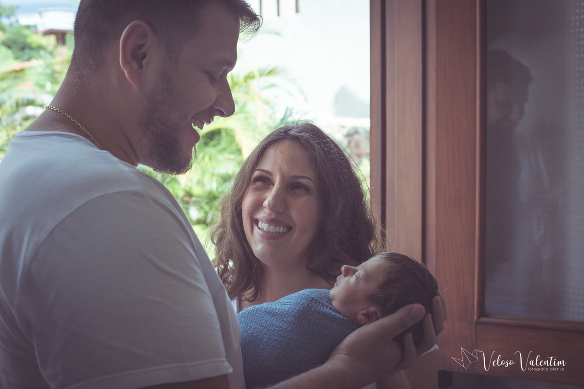 ensaio newborn book recém-nascido ensaio lifestyle 8 dias fotografia afetiva de família veloso valentim ensaio em casa Brasília DF