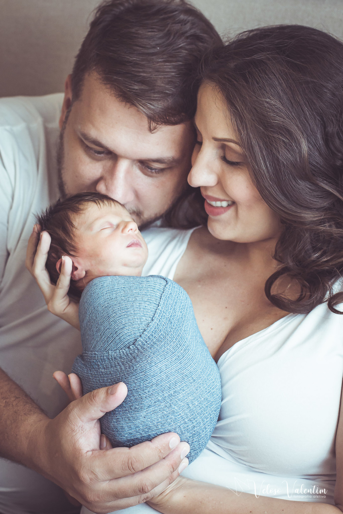 ensaio newborn book recém-nascido ensaio lifestyle 8 dias fotografia afetiva de família veloso valentim ensaio em casa Brasília DF