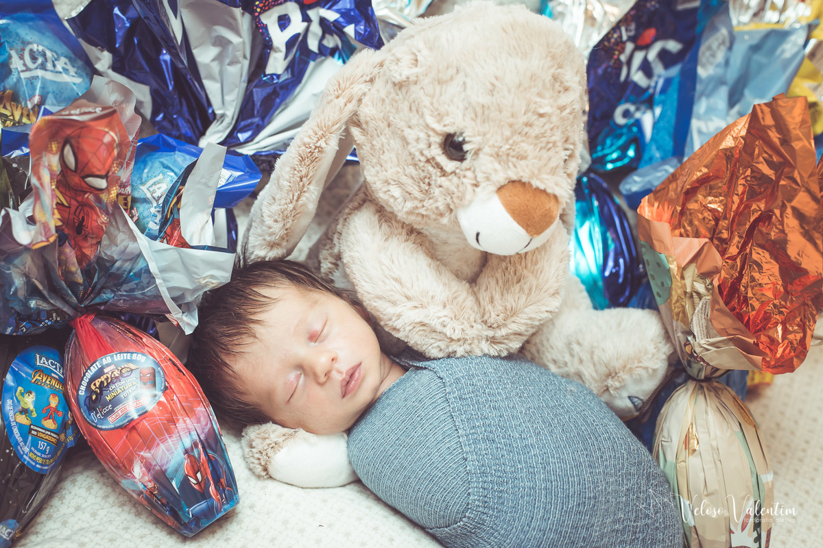 ensaio newborn book recém-nascido ensaio lifestyle 8 dias fotografia afetiva de família veloso valentim ensaio em casa Brasília DF páscoa ovos coelho