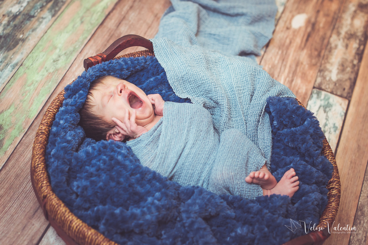 ensaio newborn book recém-nascido ensaio lifestyle 8 dias fotografia afetiva de família veloso valentim ensaio em casa Brasília DF bebê bocejando