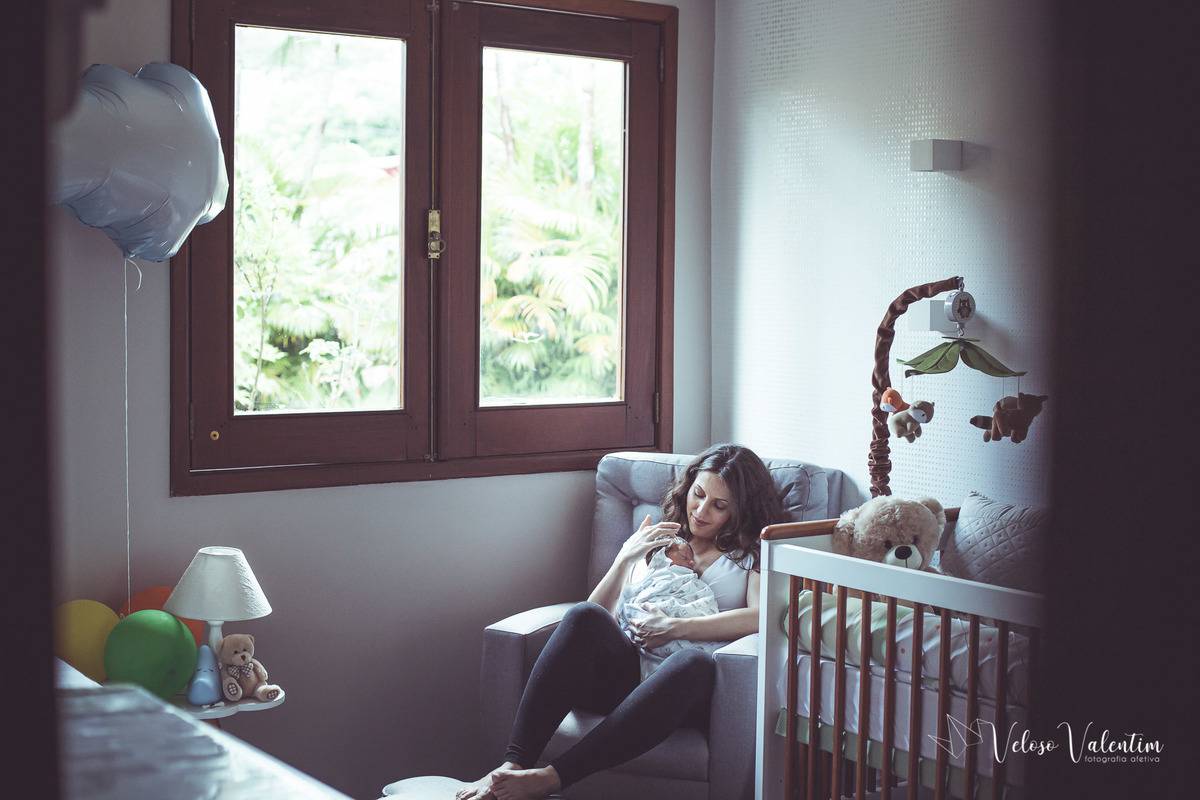 ensaio newborn book recém-nascido ensaio lifestyle 8 dias fotografia afetiva de família veloso valentim ensaio em casa Brasília DF quartinho do bebê 