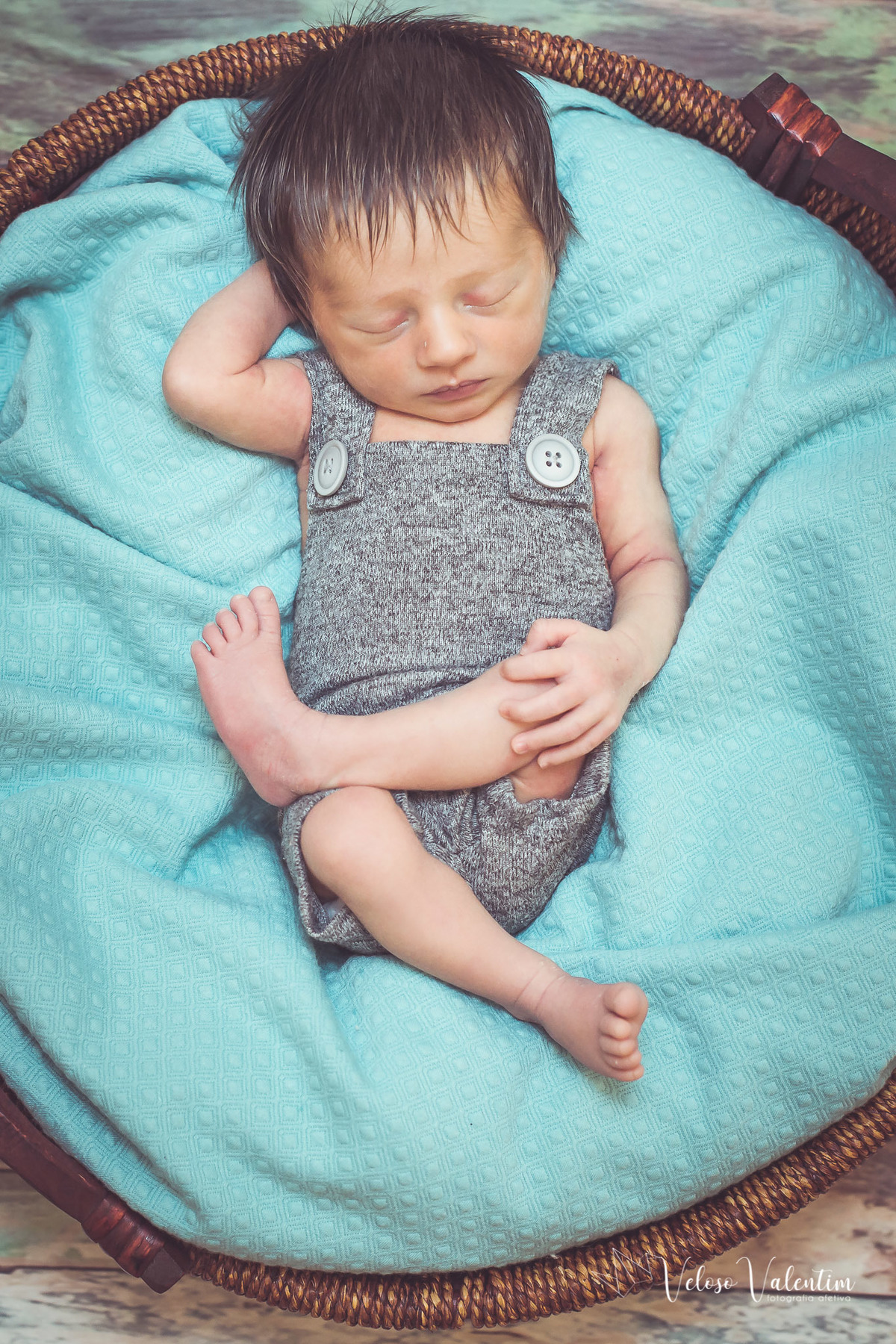 ensaio newborn book recém-nascido ensaio lifestyle 8 dias fotografia afetiva de família veloso valentim ensaio em casa Brasília DF