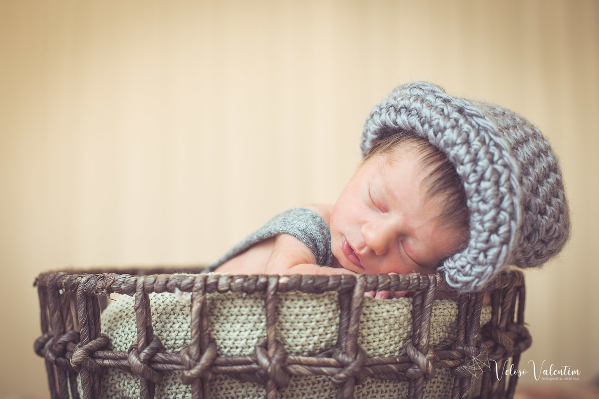 ensaio newborn book recém-nascido ensaio lifestyle 8 dias fotografia afetiva de família veloso valentim ensaio em casa Brasília DF chapéu cinza