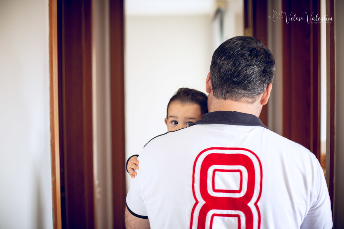 ensaio acompanhamento do primeiro ano do bebê Gabriel 8 meses em casa com a família ao ar livre introdução alimentar time de futebol camisa vasco Brasília DF