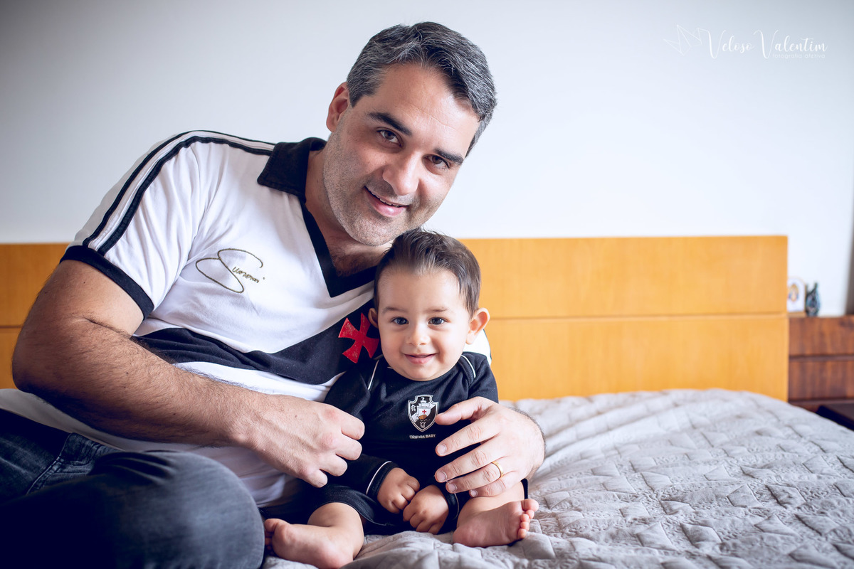 ensaio acompanhamento do primeiro ano do bebê Gabriel 8 meses em casa com a família ao ar livre introdução alimentar time de futebol camisa vasco Brasília DF