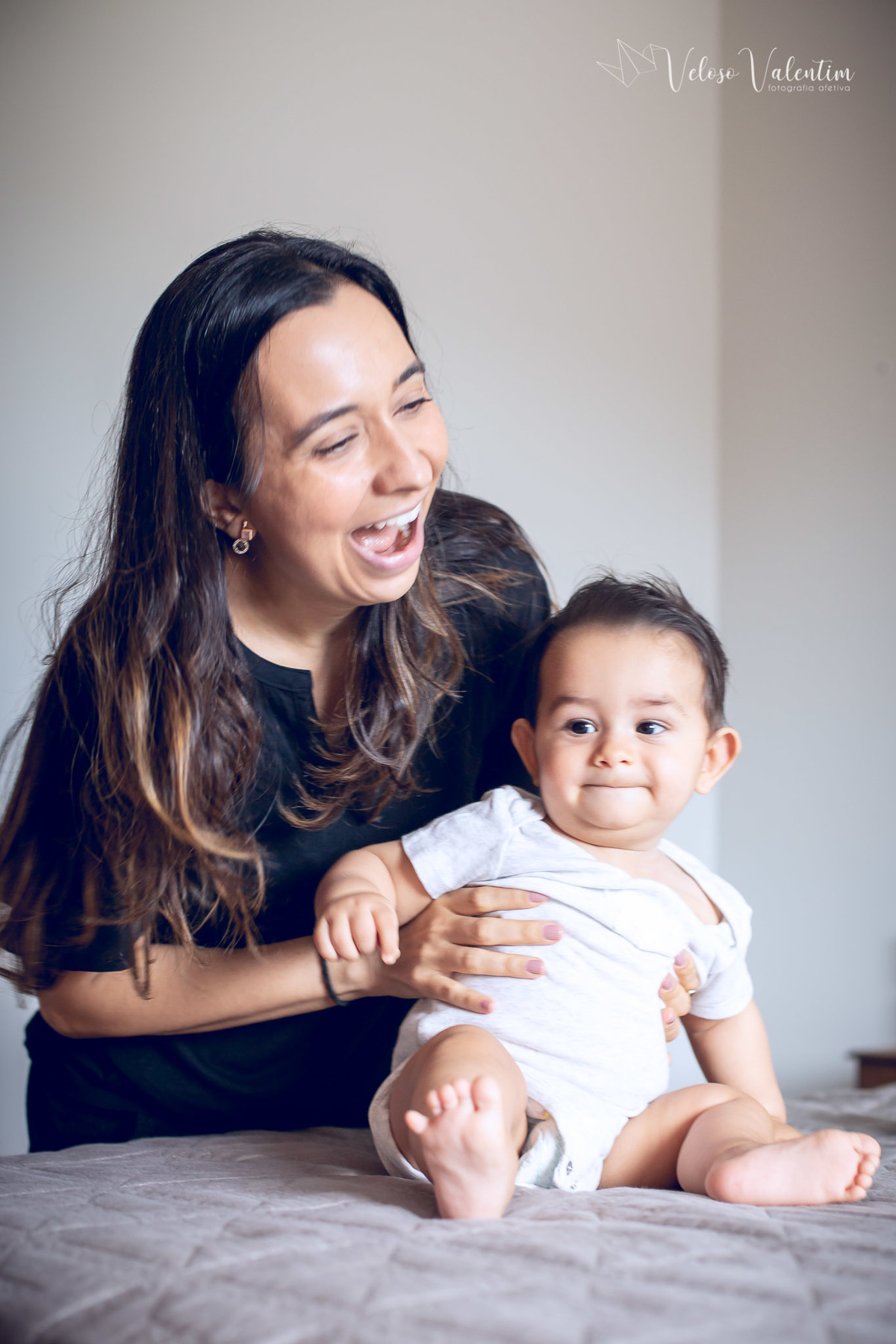 ensaio acompanhamento do primeiro ano do bebê Gabriel 8 meses em casa com a família ao ar livre introdução alimentar time de futebol camisa vasco Brasília DF